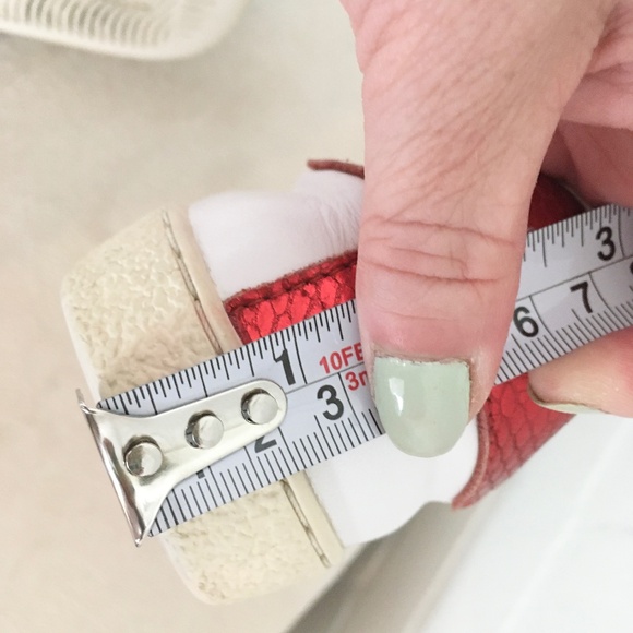 SOLD - Authentic Gucci Women’s Ace Sneakers Strip Bee White Leather - Picture 8 of 16